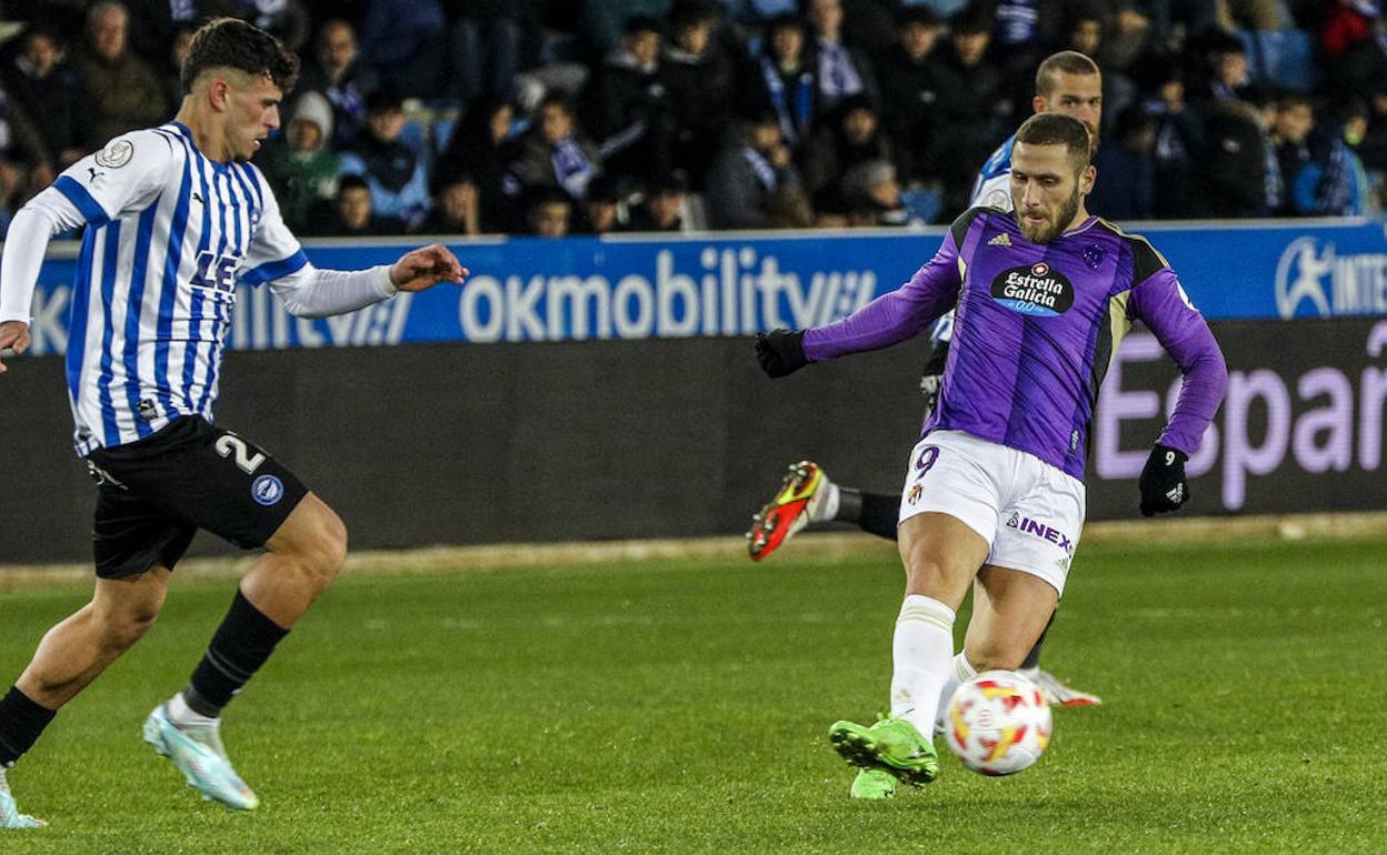 Weissman controla un balón en el partido de Copa en Vitoria. 