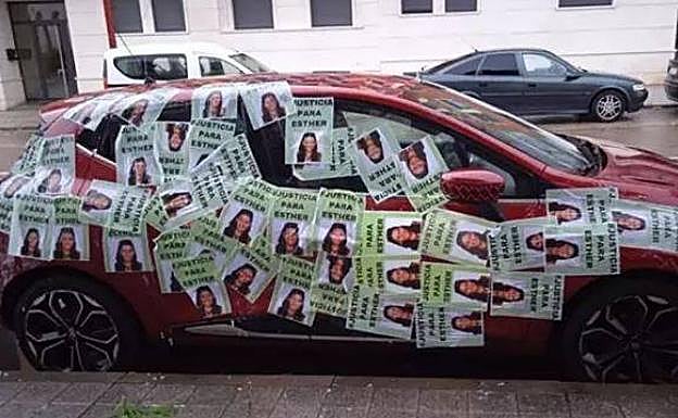 El coche de la hermana de Óscar S. amaneció empapelado de carteles de Esther en la Cistérniga. 