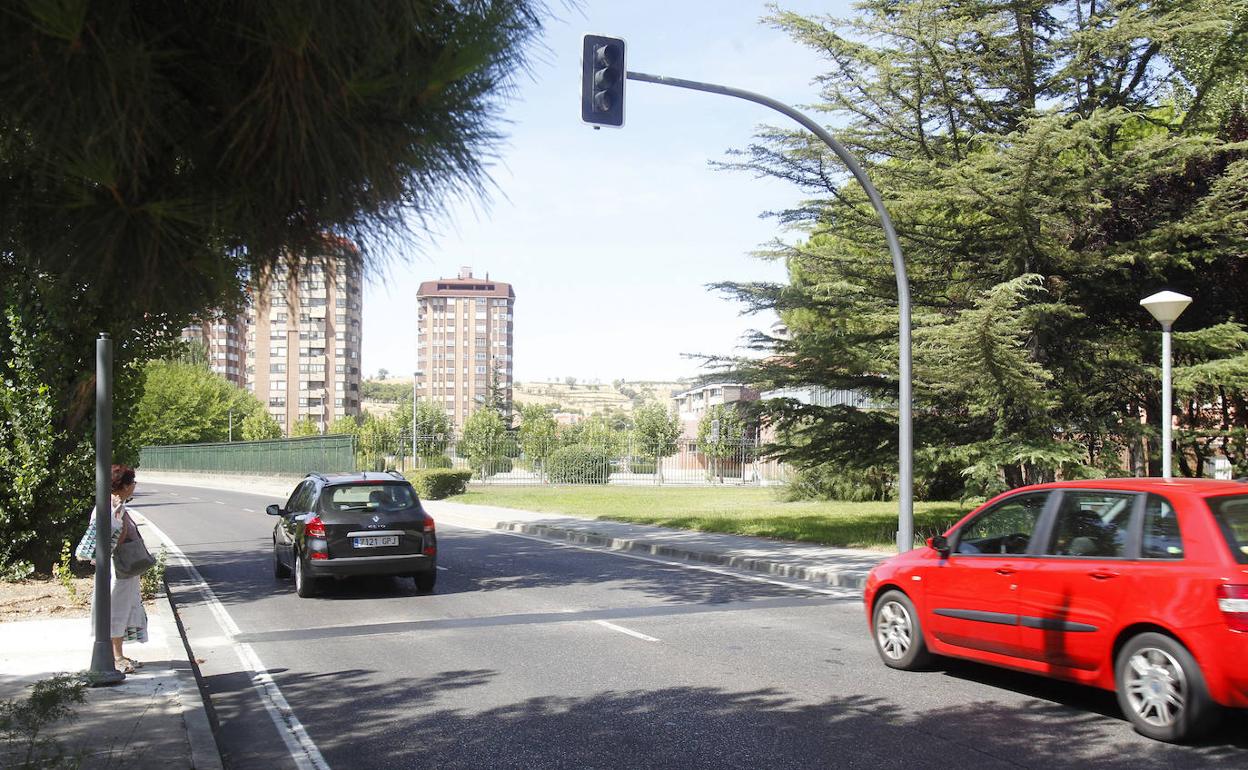 Calle Padre José Acosta, en el cruce con Mieses y Monasterio de San Lorenzo del Escorial. 