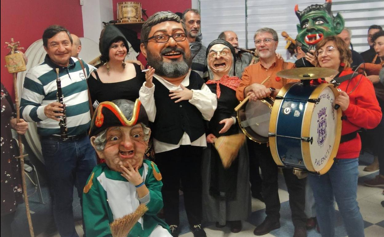 Palencia: Un cabezudo de los Dulzaineros de Campos recuerda a José María Silva