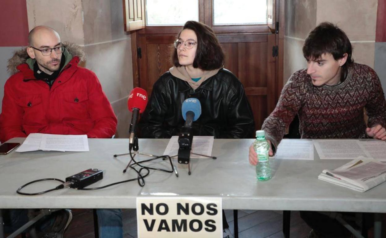 Jorge, Alejandra y Javier, portavoces de la asamblea, hoy en el centro social La Molinera. 