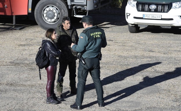 Merche Gasco, pareja del montañero desaparecido, y un amigo hablan con la Guardia Civil.