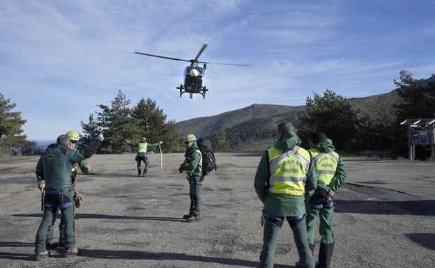 Miembros del GREIM (Grupo de Rescate Especial de Intervención en Montaña) se preparan para subir al helicóptero que les dejará en el Torreón.