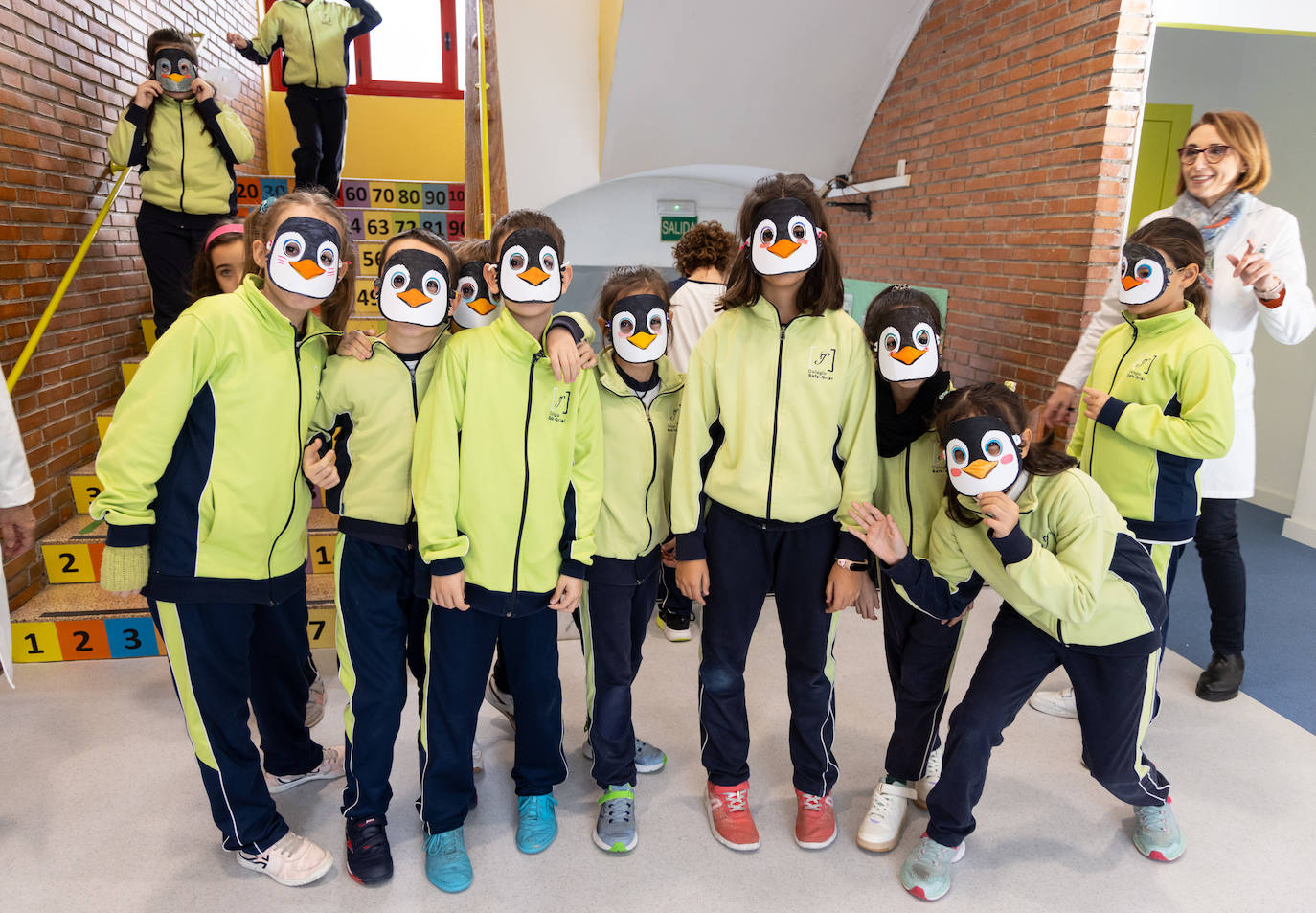 Imagen principal - Un colegio de Valladolid apadrina 130 pingüinos en la Antártida