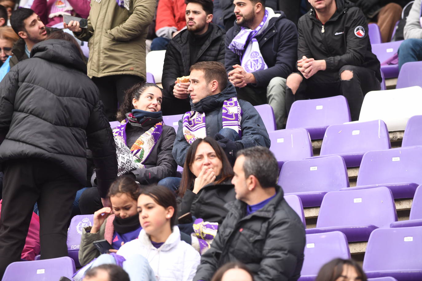Fotos: Búscate en la grada del Real Valladolid-Rayo Vallecano (2/4)