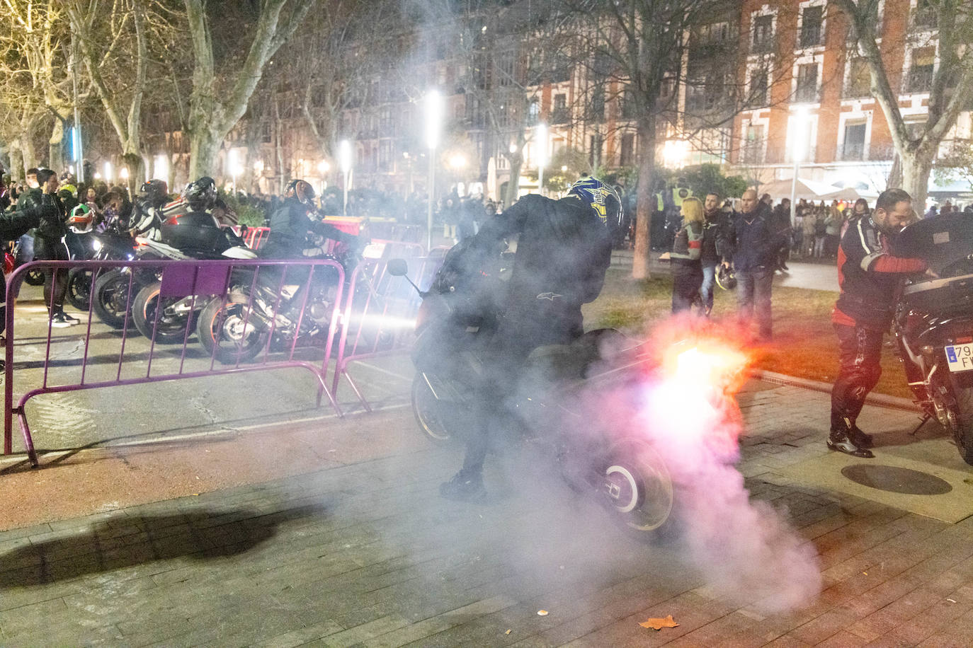 Participantes del desfile de antorchas de Valladolid en Pingüinos