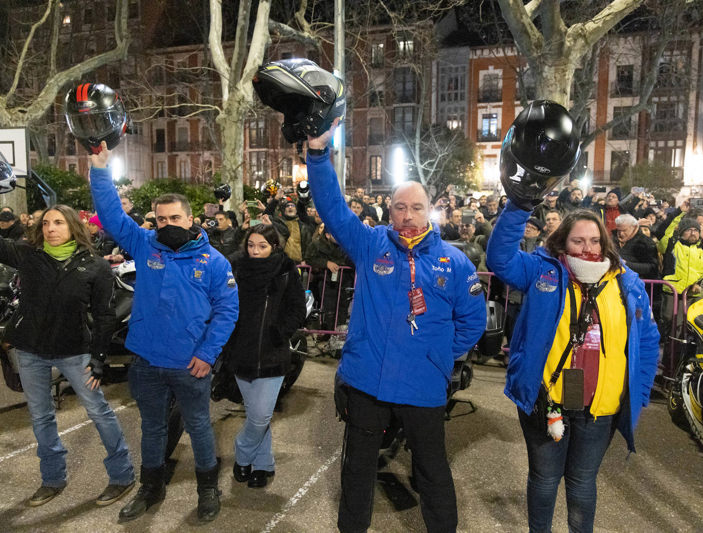 Participantes del desfile de antorchas de Valladolid en Pingüinos