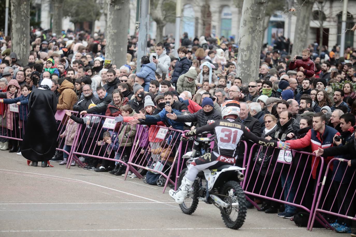 Fotos: Desfile de banderas en Pingüinos 2023 (3/4)