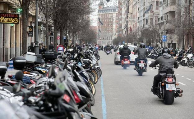 Heridos dos motoristas en una colisión con un coche en Valladolid