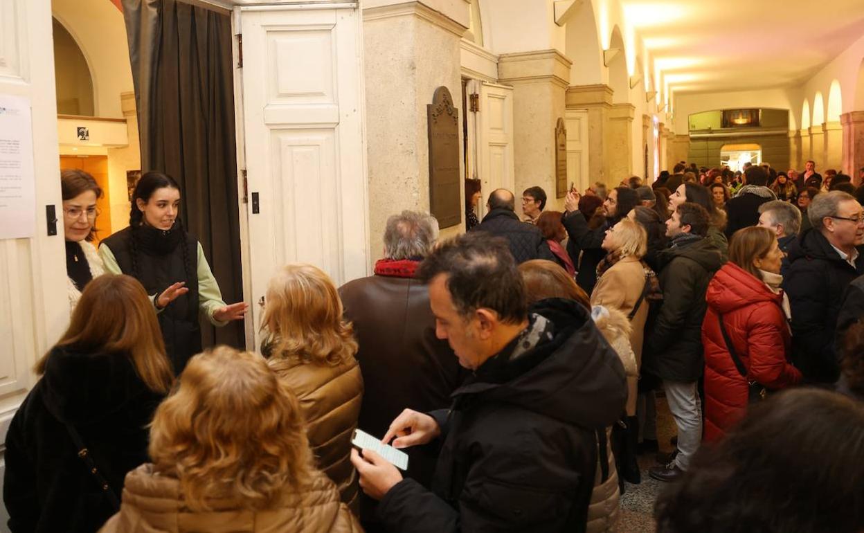 Numeroso público se entera de la suspensión a las puertas del Teatro Calderón. 