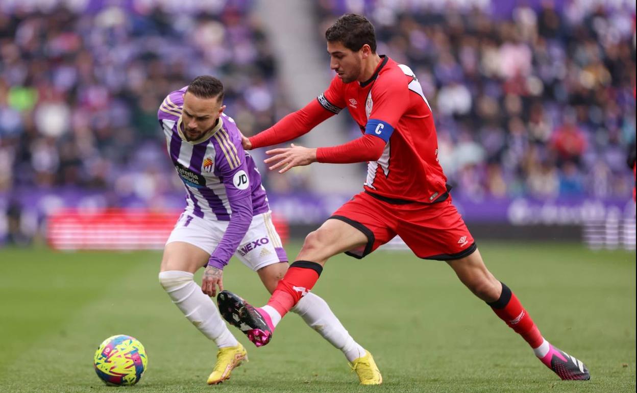 Iván Sánchez trata de zafarse de la marca del Santi Comesaña. 