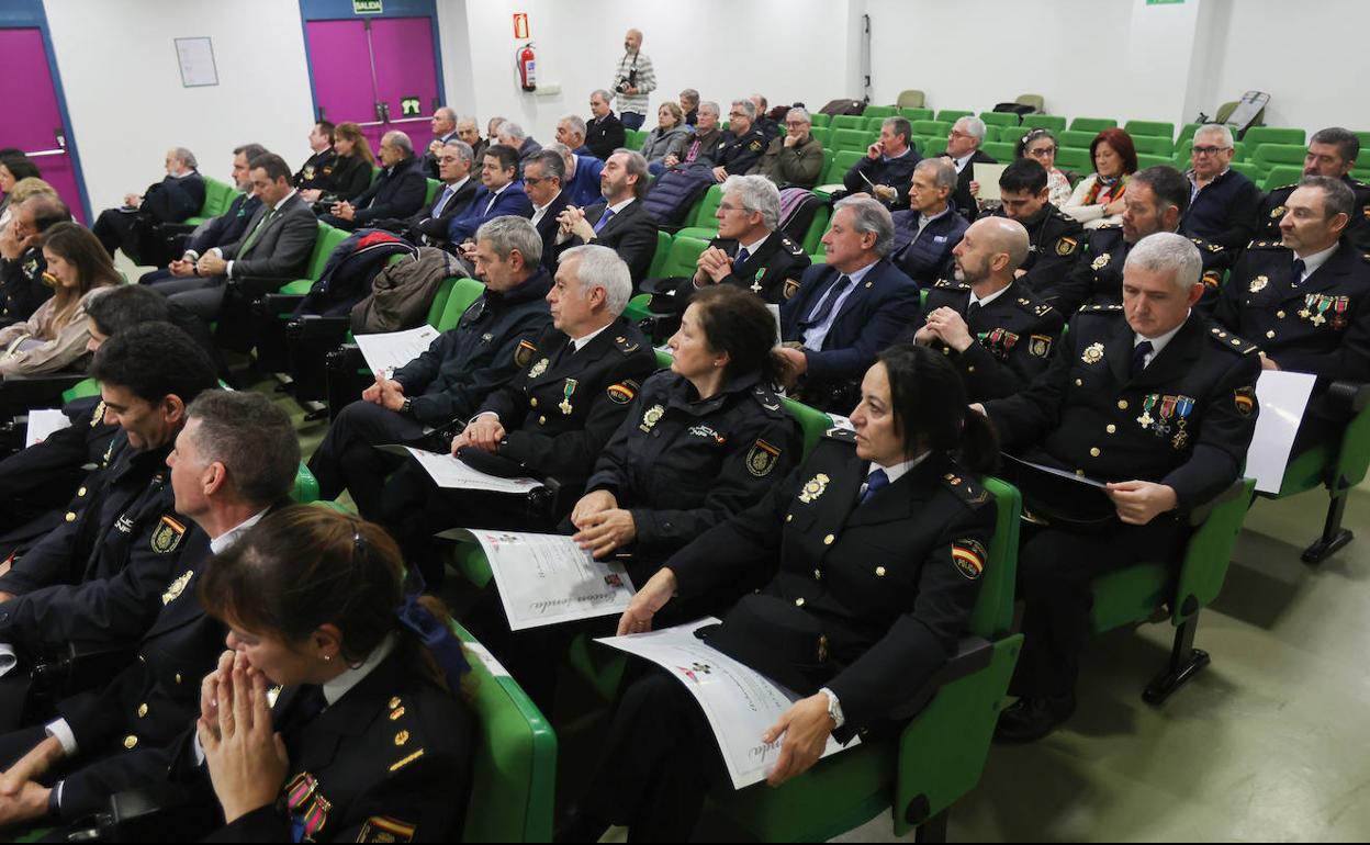 Policías nacionales, algunos de ellos reconocidos en el acto, durante la celebración este viernes de los 199 años de la creación de la Policía Nacional. 