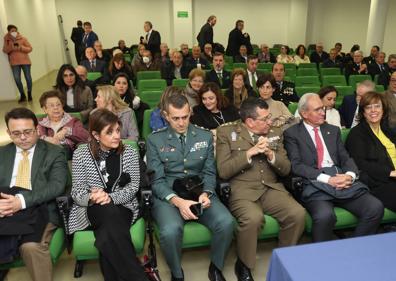 Imagen secundaria 1 - Representantes políticos, judiciales y de los cuerpos y fuerzas de seguridad, en el acto celebrado este viernes. A la derecha, el comisario jefe, Honorio Pérez, entrega la resolución de funcionario honorario al comisario jubilado Julián Cuadrado. 