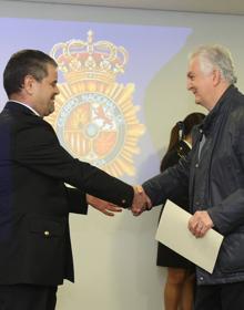 Imagen secundaria 2 - Representantes políticos, judiciales y de los cuerpos y fuerzas de seguridad, en el acto celebrado este viernes. A la derecha, el comisario jefe, Honorio Pérez, entrega la resolución de funcionario honorario al comisario jubilado Julián Cuadrado. 