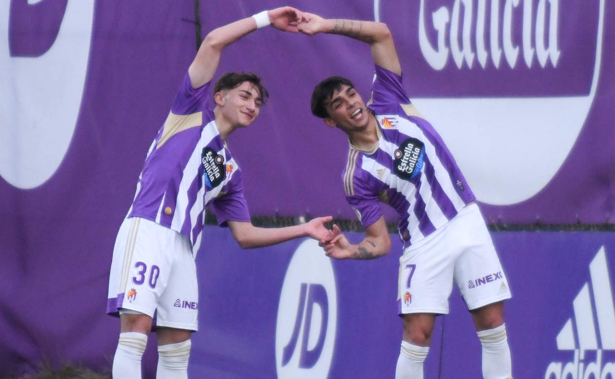 Peculiar celebración de Chuki y Arroyo tras el primer gol del partido. 