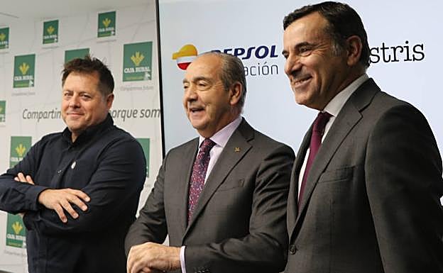 El director de Caja Rural de Zamora, Cipriano García, en el centro, con el Director de Fundación Repsol, Antonio Calçada y el socio de Sylvestris, Enrique Enciso.