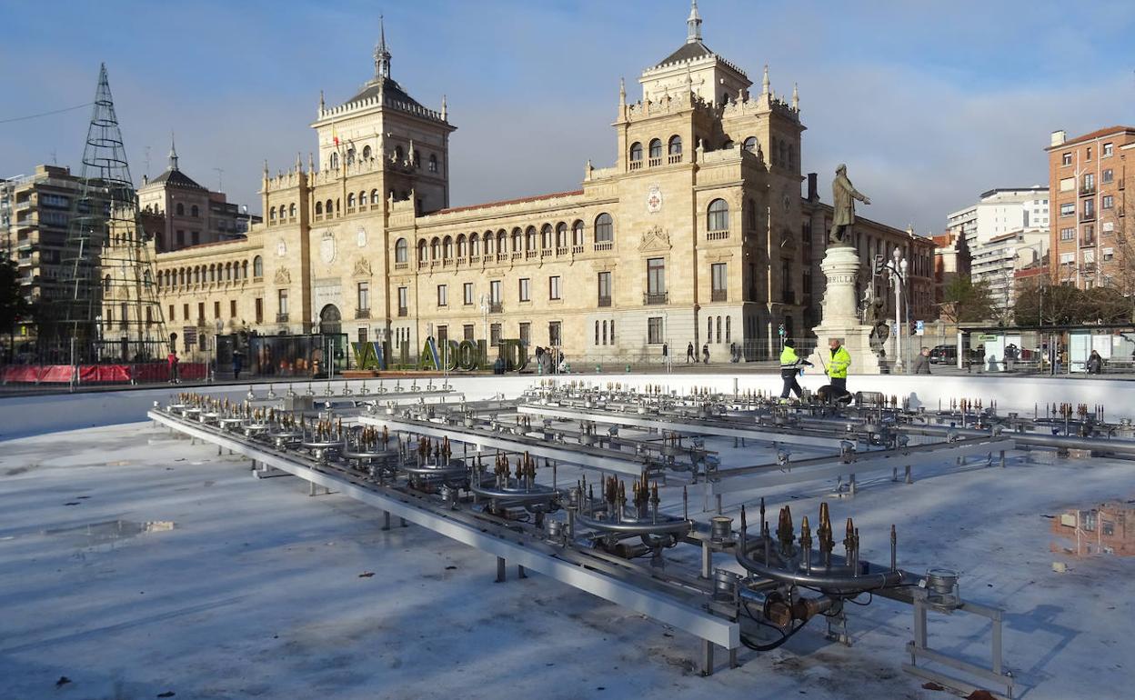 Los operarios rematan la instalación del mecanismo renovada de la fuente de la plaza de Zorrilla. 