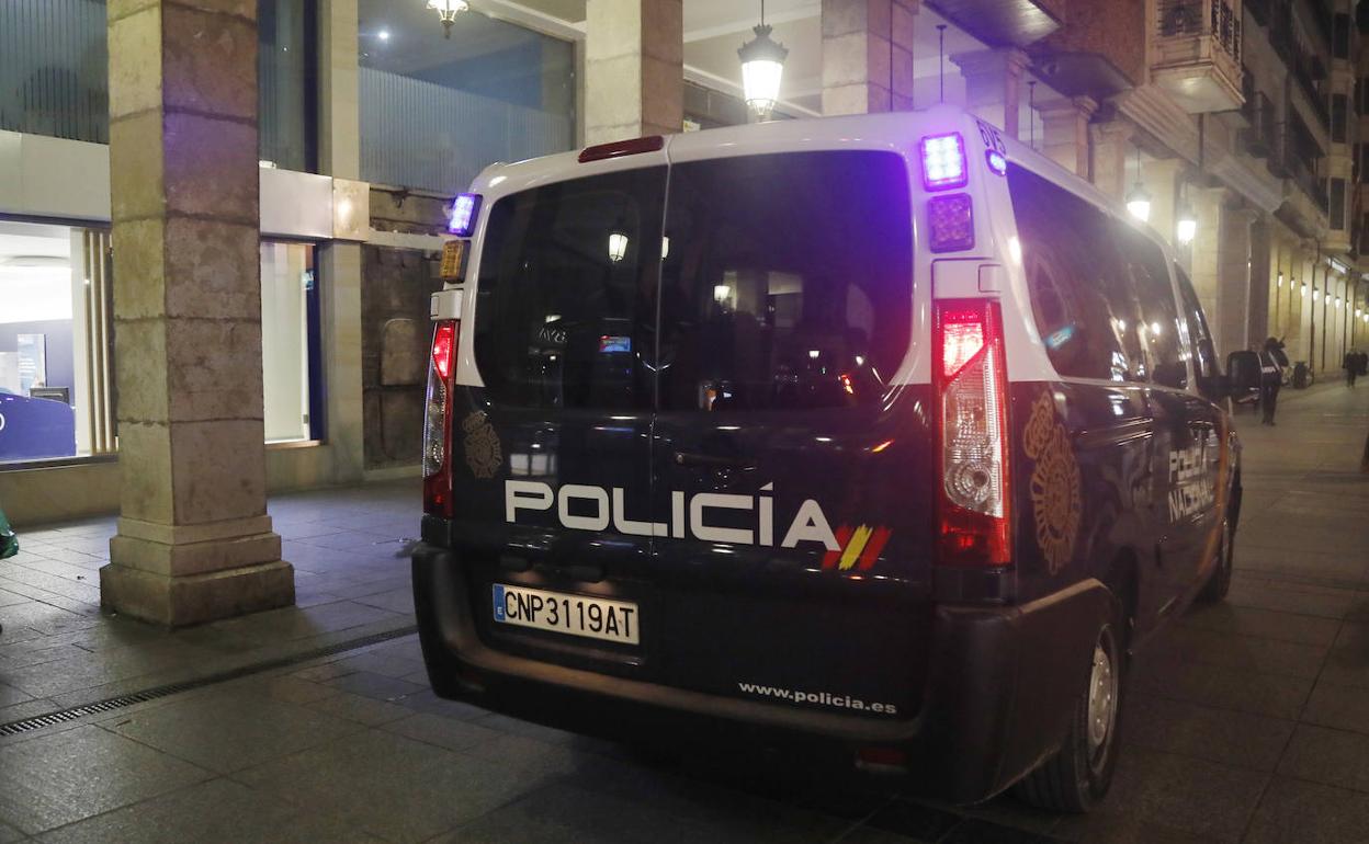 Furgón de la Policía Nacional por la Calle Mayor, en una imagen de archivo. 