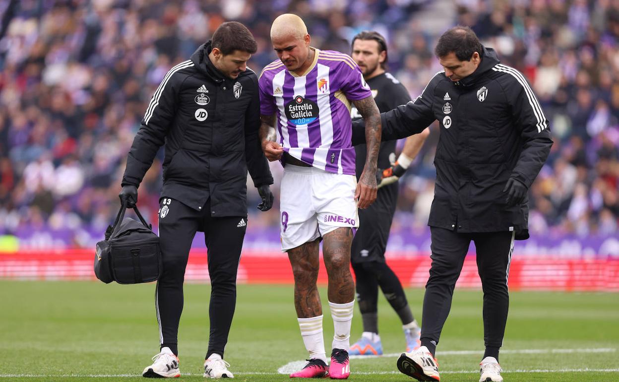 Kenedy se retira lesionado, acompañado por los servicios médicos del club. 