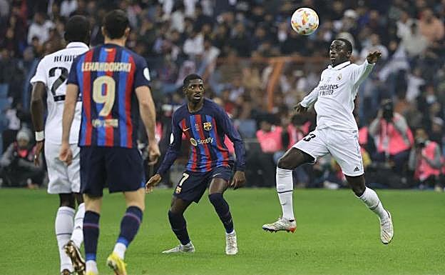 Ferland Mendy trata de controlar el balón en la final de la Supercopa de España. 
