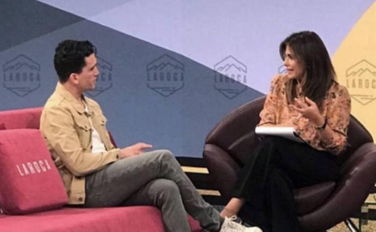 Jaime Lorente con Nuria Roca en el programa 'La Roca'. 