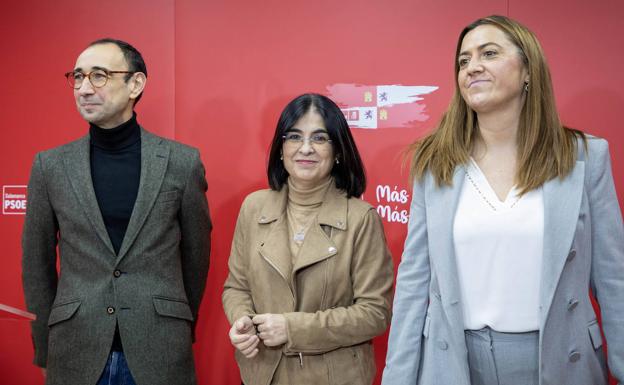 La ministra de Sanidad, en Salamanca, entre la delegada del Gobierno y el diputado David Serrada.