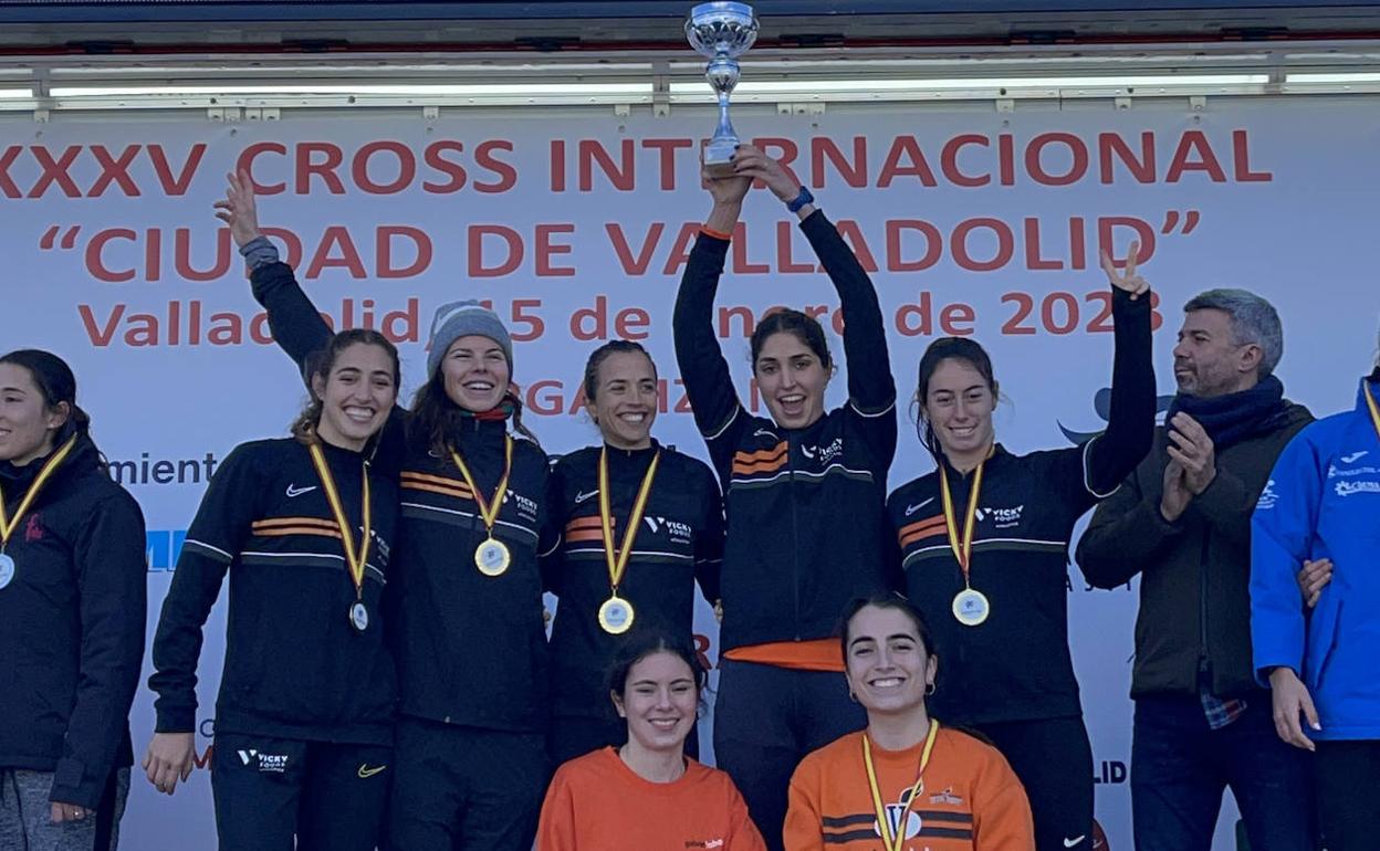 El pódium femenino del XXXV Cross Internacional 'Ciudad de Valladolid'.