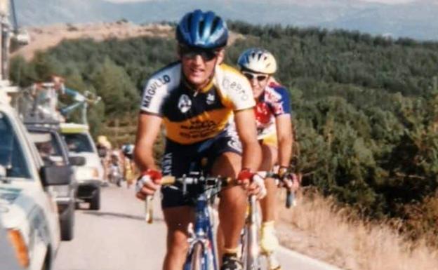 Imagen principal - Arriba, Raúl, en su bicicleta, en la carrera del accidente. Sobre estas líneas, de niño, con su sobrino, y de traje y corbata. 