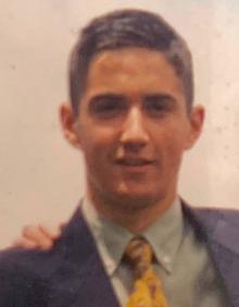 Imagen secundaria 2 - Arriba, Raúl, en su bicicleta, en la carrera del accidente. Sobre estas líneas, de niño, con su sobrino, y de traje y corbata. 