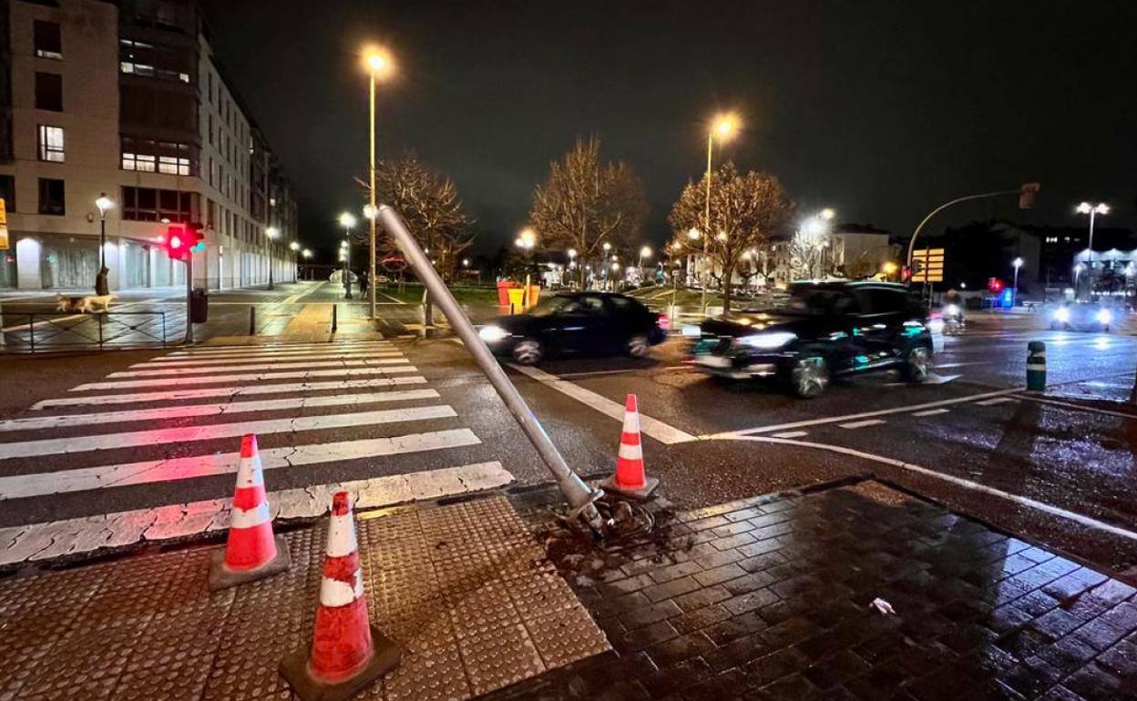 Semáforo derribado a última hora del lunes en la plaza de Colón de Valladolid.