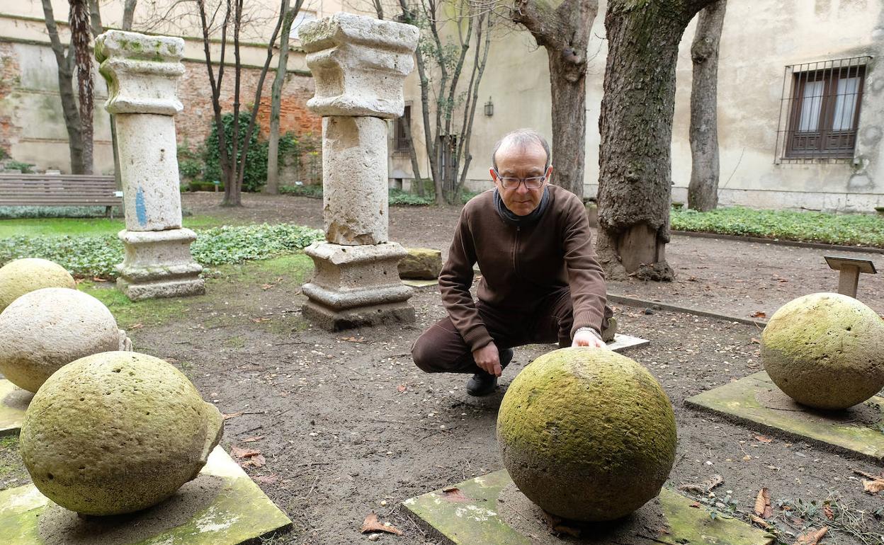 Fernando Pérez Rodríguez muestra las cinco bolas qeu formaron parte del viejo espolón. 