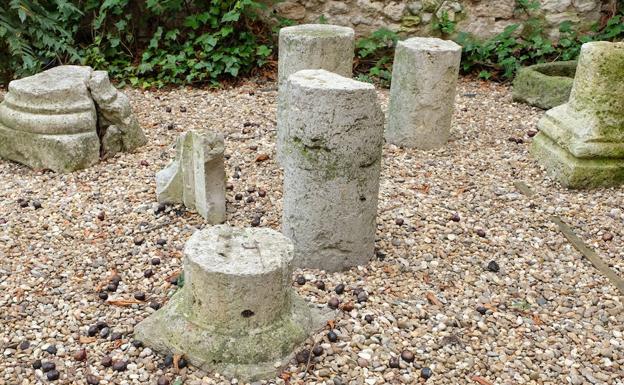 Las piezas del centro de la imagen forman parte de la columna de piedra fechada entre los siglos XVI y XVII. 