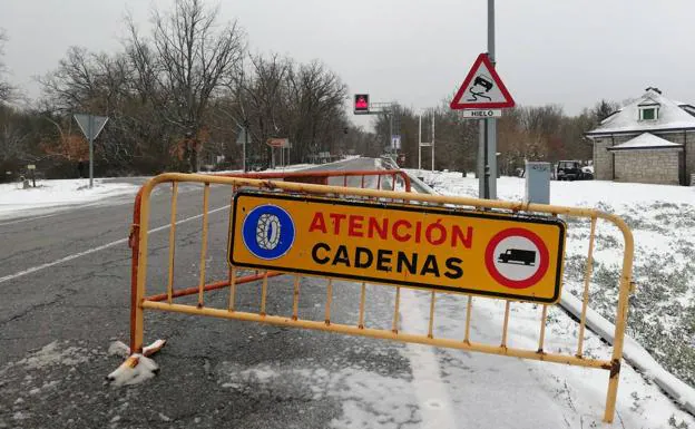 El temporal obliga a circular con cadenas en el puerto de Navacerrada