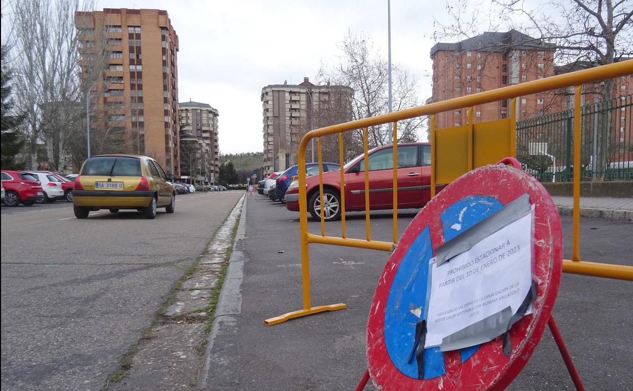 Señales de prohibición de aparcar en la calle Francisco Hernández Pacheco de Huerta del Rey. 