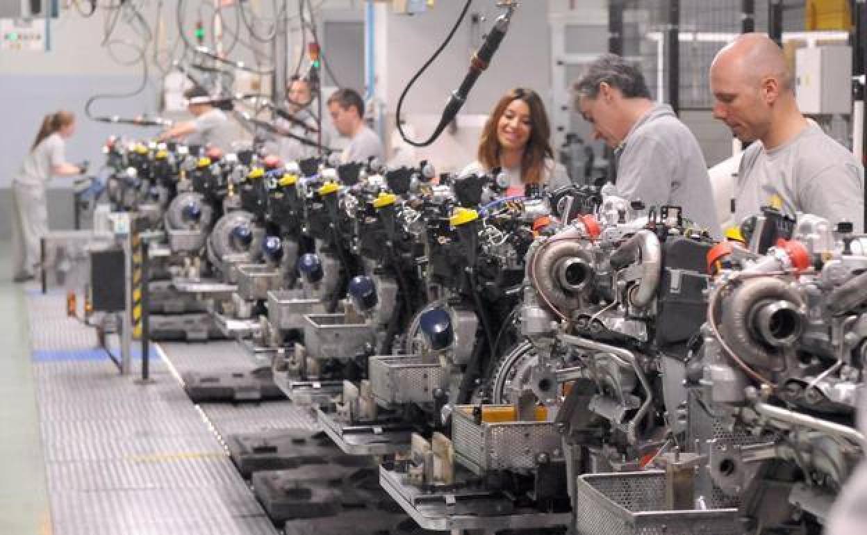 Trabajadores en una línea de fabricación de motores de la planta de Renault en Valladolid.