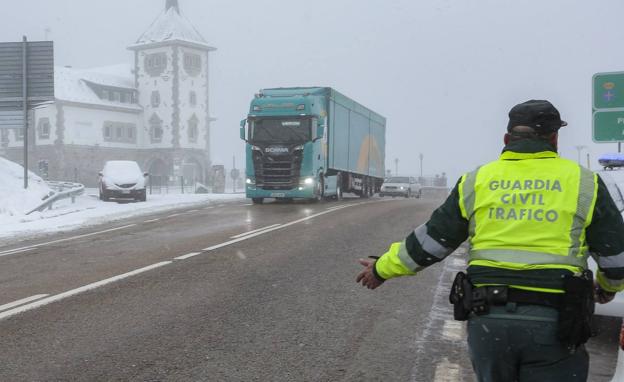 El temporal obliga a embolsar camiones en seis autovías y nacionales