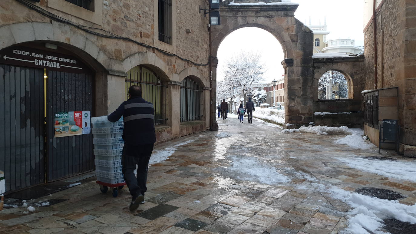 Fotos: La nieve persiste en la Montaña Palentina