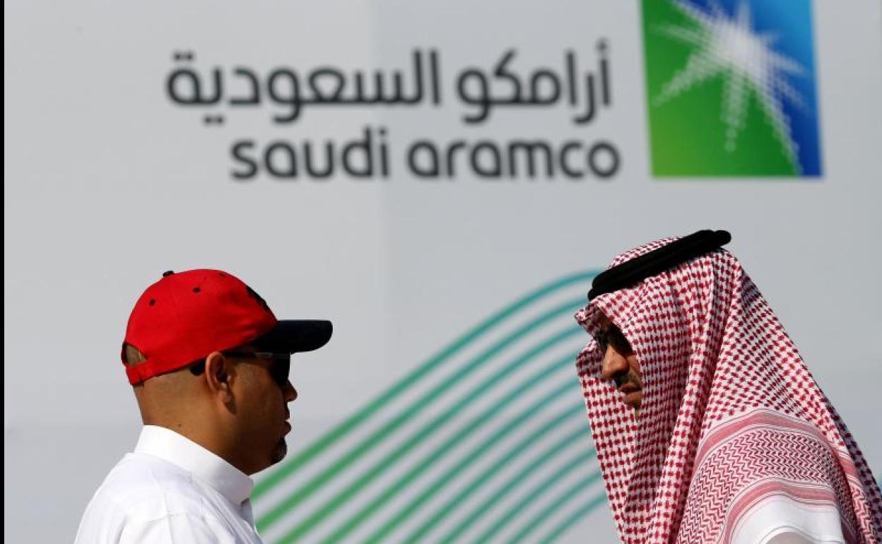 Un periodista conversa con un directivo en una conferencia de prensa de Aramco, en 2019. 