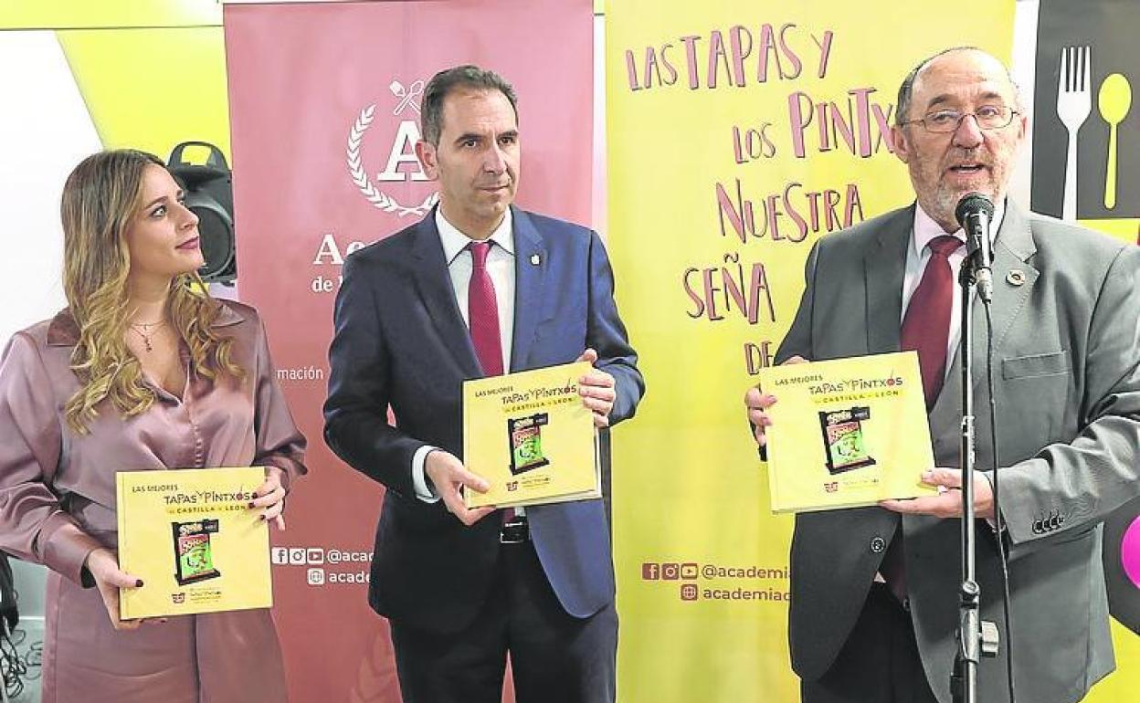 El alcalde de Palencia y la concejala de Turismo presentan con el presidente de la Academia de la Tapa el libro en Fitur. 