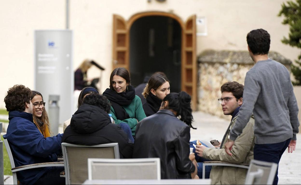 Alumnos de IE University, en el campus de Segovia.