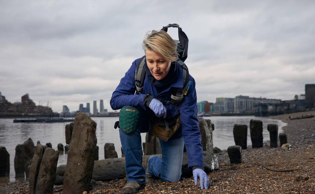 Lara Maiklen ha encontrado en las orillas del Támesis objetos como pipas de arcilla y colgantes. 