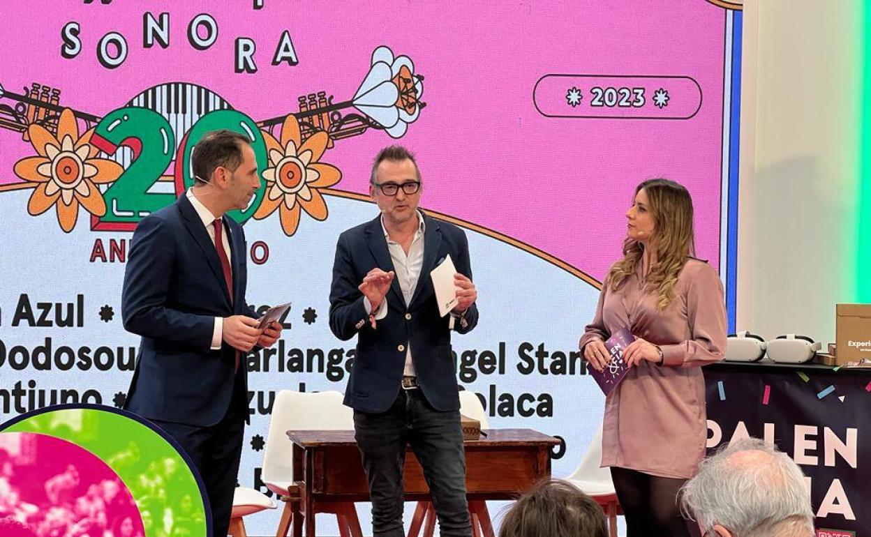 El alcalde de Palencia, Mario Simón, y la concejala de Turismo, Laura Lombraña, con el portavoz del Palencia Sonora, David Frechilla, este jueves en Fitur. 