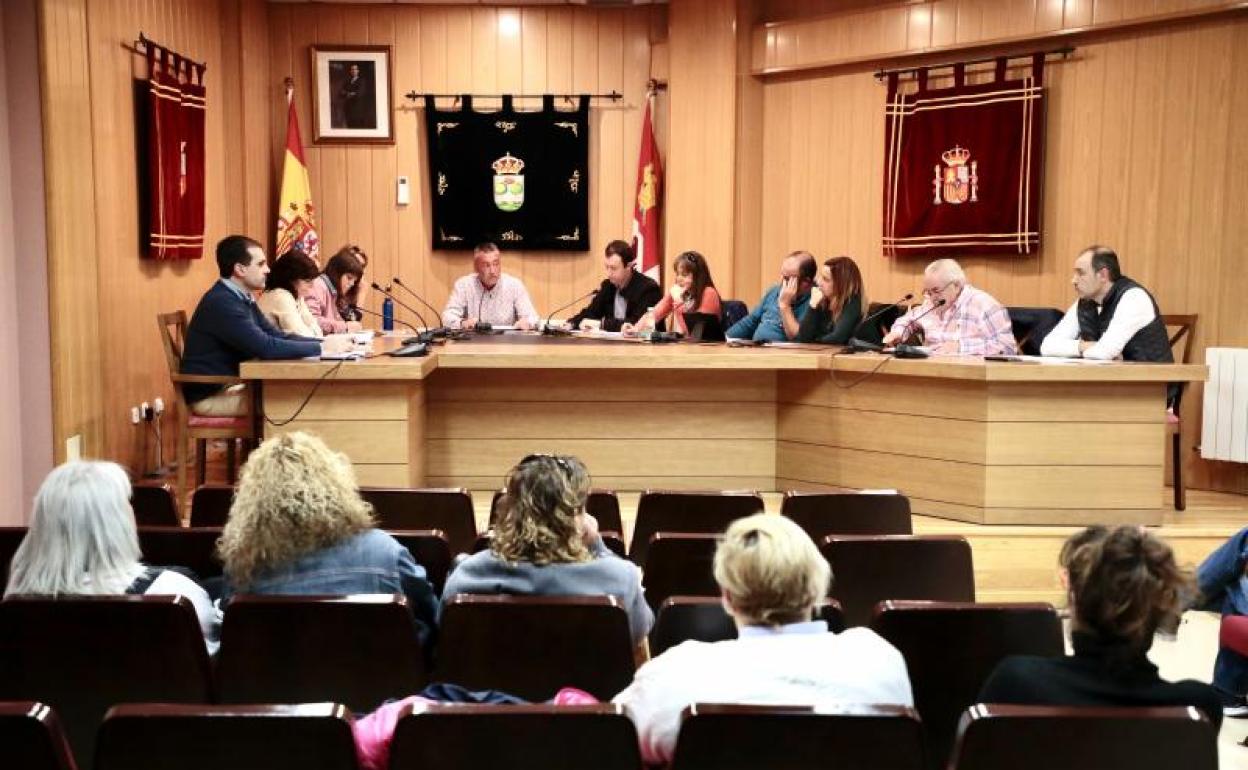 Uno de los plenos del Ayuntamiento en la localidad de Aldeamayor de San Martín. 