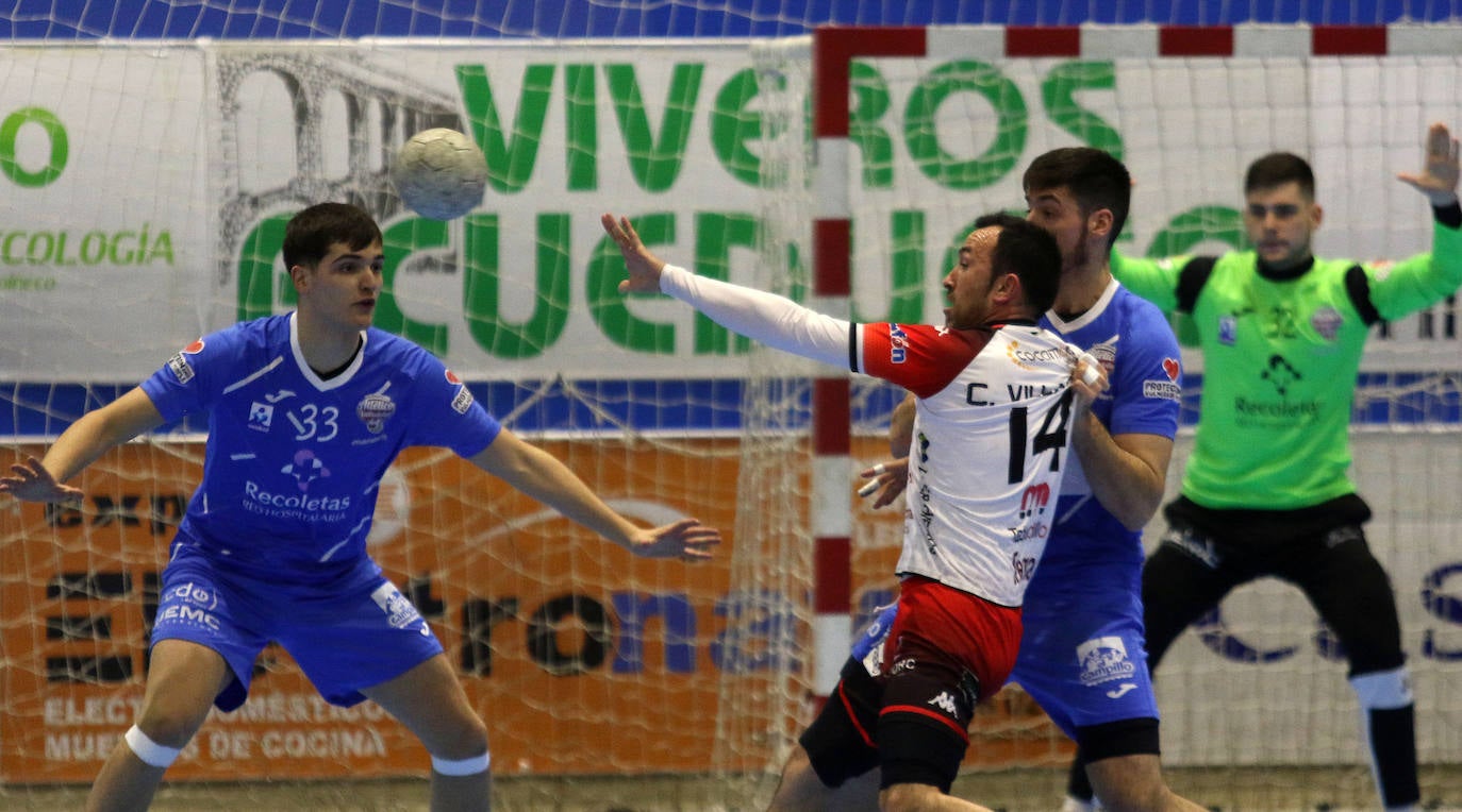 Partido amistoso entre el Balonmano Nava y el Atlético Valladolid 