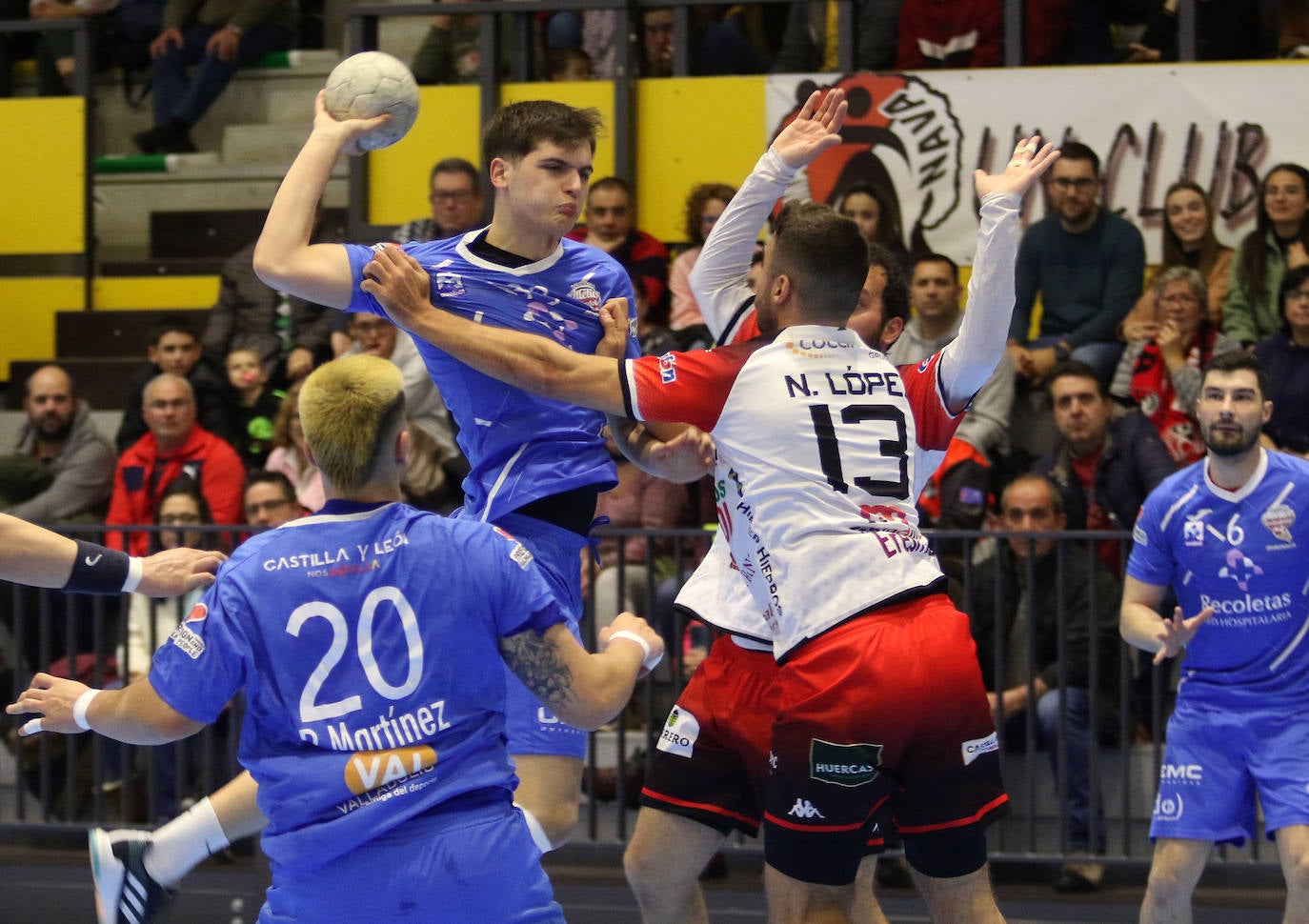 Partido amistoso entre el Balonmano Nava y el Atlético Valladolid 