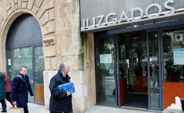 Miembros de los serivicios jurídicos del PP a su llegada a los juzgados de Salamanca