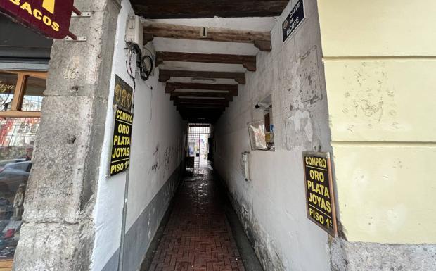 La calle Ricote está cubierta bajo techo y termina en varios bloques de edificios.