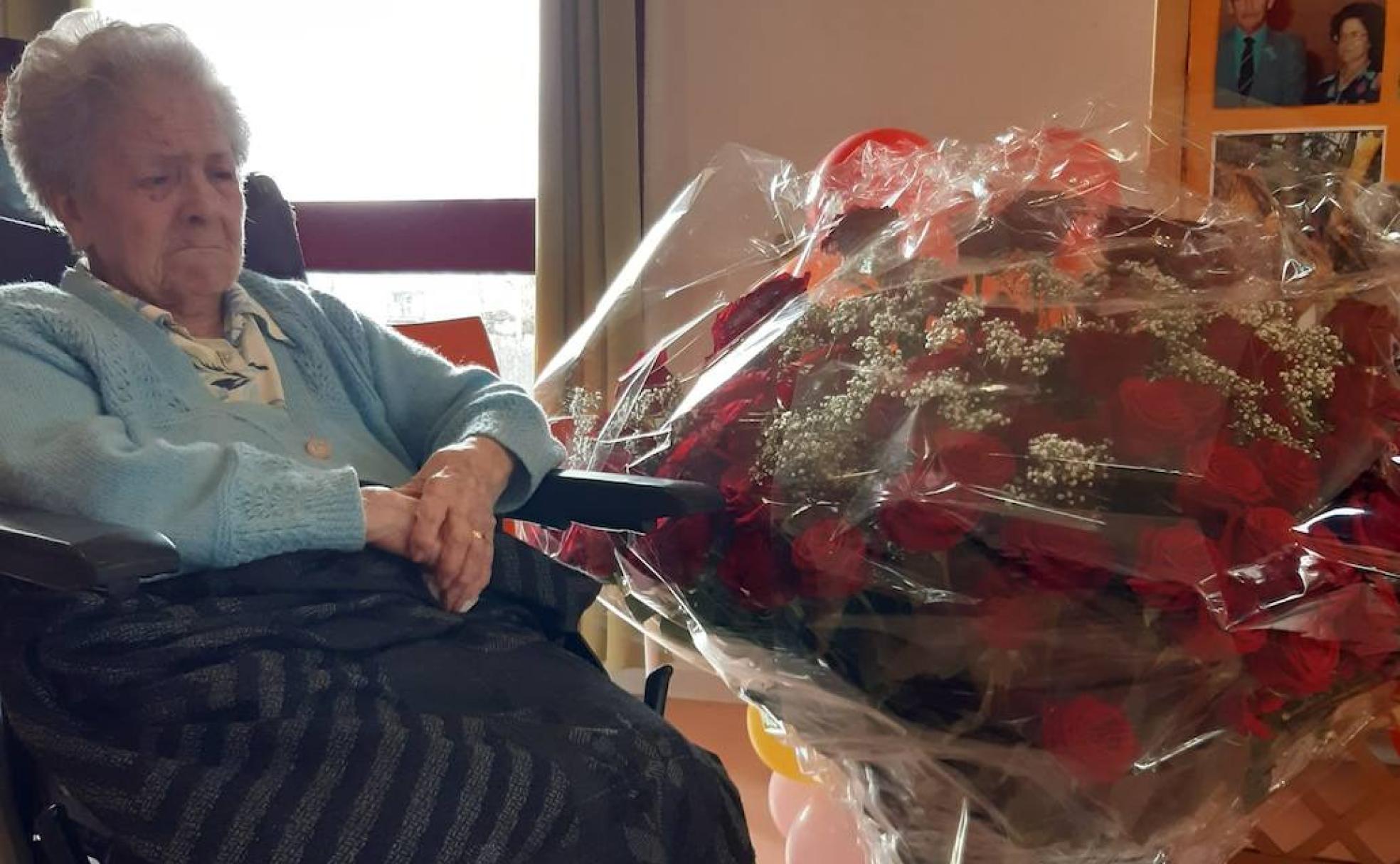 El día que cumplió 100 años junto al ramo de 100 rosas que le regaló su hijo Tinín.