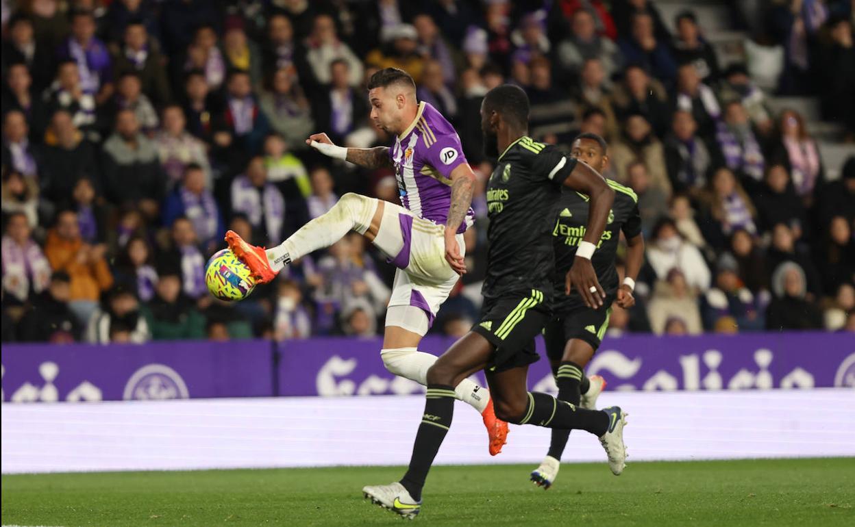 Sergio León controla el balón durante el partido frente al Real Madrid. 