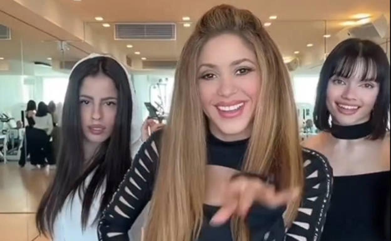 Shakira, con miembtros del grupo Bella Dose que ha realizado la coreografía. 